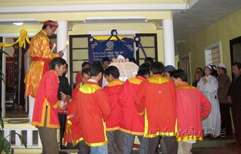1-Dua Quan tai ra xe.jpg